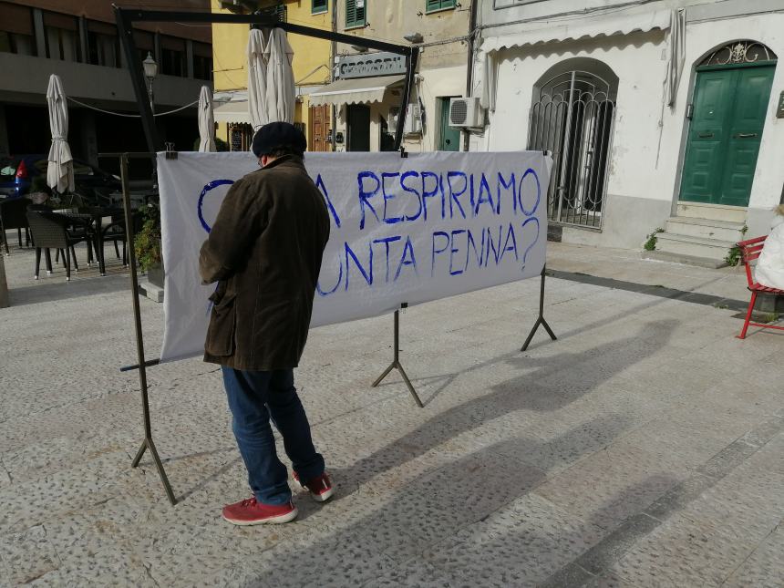 Miasmi Punta Penna, il sit in va in Comune e Menna: "Non so cosa fare di più"