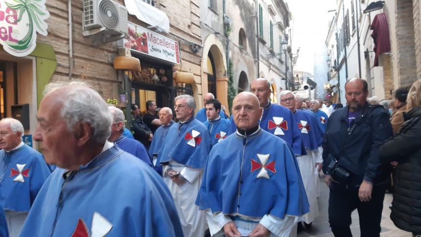 In tanti alla tradizionale Festa della Sacra Spina a Vasto, Santa Messa e processione