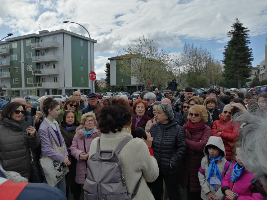 Inaugurata la scultura dedicata a Don Milani: “La cultura che riscatta dalla miseria”