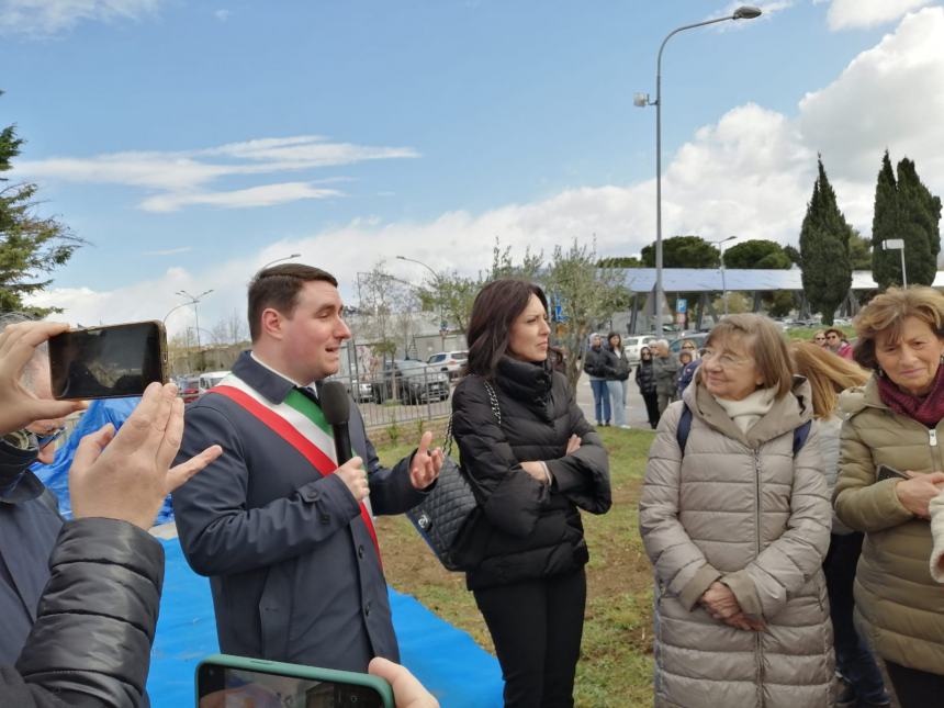 Inaugurata la scultura dedicata a Don Milani: “La cultura che riscatta dalla miseria”