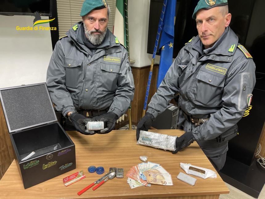 Spacciava droga al parco, sequestrato 1 kg di hashish: giovane trasferito in carcere a Vasto