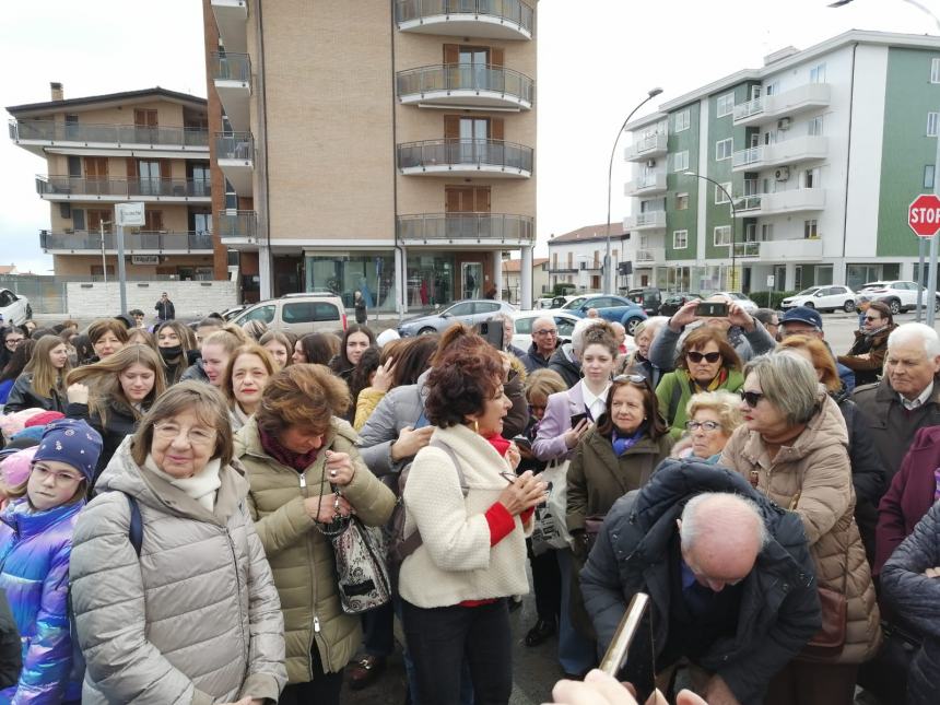 Inaugurata la scultura dedicata a Don Milani: “La cultura che riscatta dalla miseria”