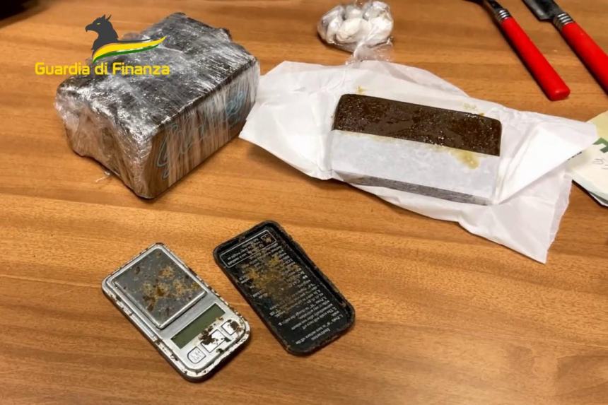 Arrestato un giovane pusher trovato con oltre 1 kg di hashish per un valore di 15mila euro