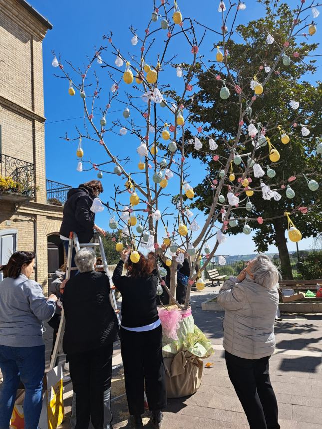 A Paglieta un albero di Pasqua con tanti capolavori realizzati all'uncinetto