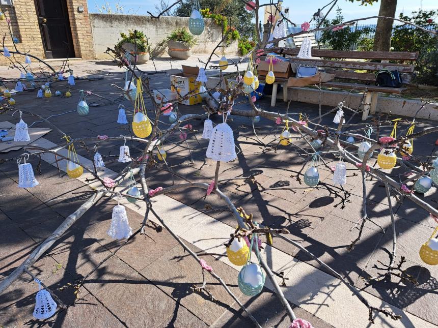 A Paglieta un albero di Pasqua con tanti capolavori realizzati all'uncinetto