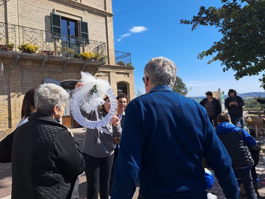 A Paglieta un albero di Pasqua con tanti capolavori realizzati all'uncinetto