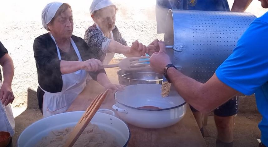 Sfilata de "Le some "e cottura de "Le sagne": in tanti a San Salvo