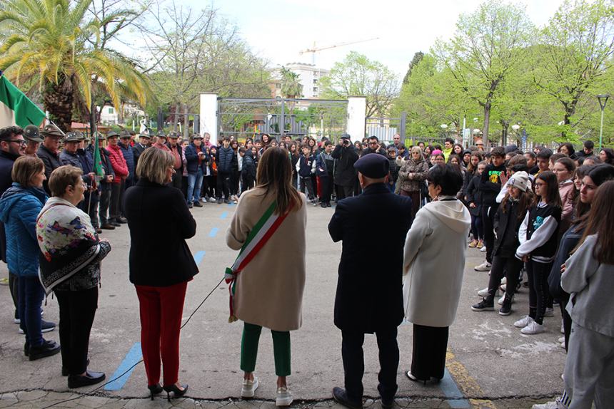  Bandiera tricolore restaurata e alla scuola media “Salvo D’Acquisto” di San Salvo