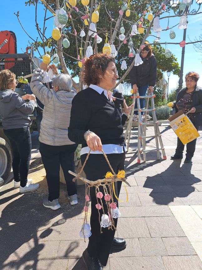 A Paglieta un albero di Pasqua con tanti capolavori realizzati all'uncinetto