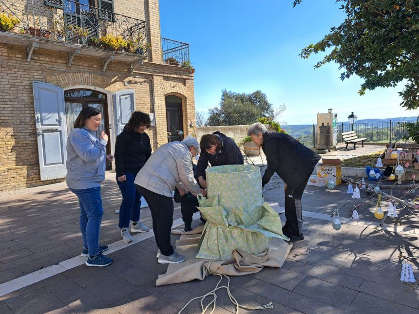 A Paglieta un albero di Pasqua con tanti capolavori realizzati all'uncinetto