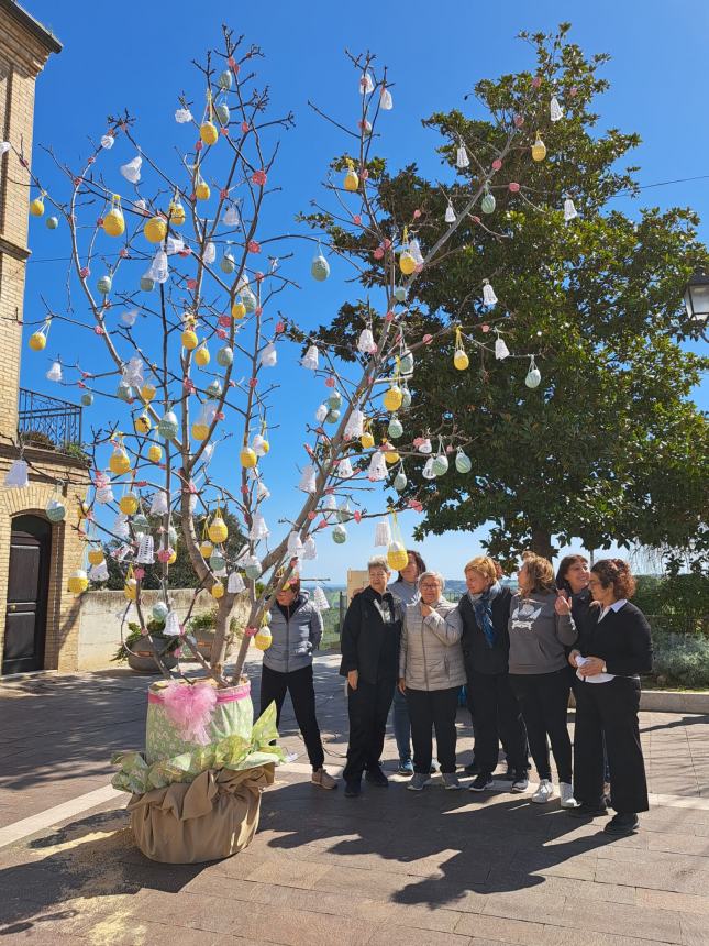 A Paglieta un albero di Pasqua con tanti capolavori realizzati all'uncinetto