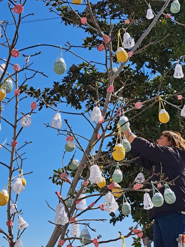 A Paglieta un albero di Pasqua con tanti capolavori realizzati all'uncinetto