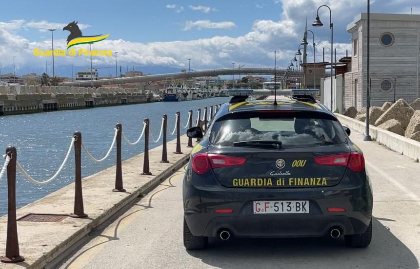 Anziano tenta di farla finita sul molo del fiume Pescara, salvato dalla Guardia di Finanza