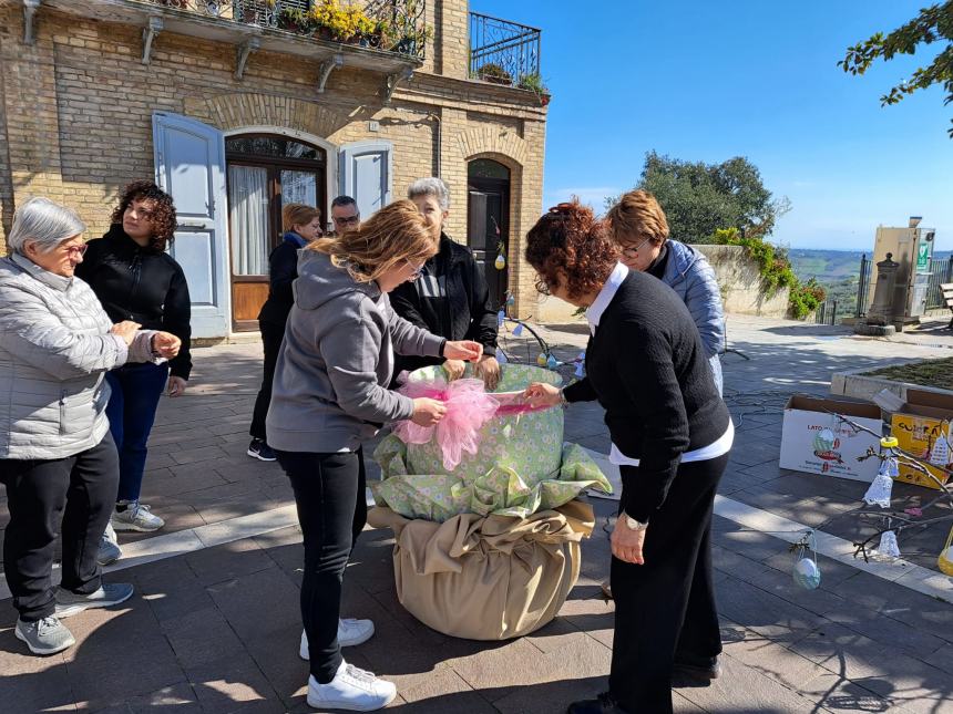 A Paglieta un albero di Pasqua con tanti capolavori realizzati all'uncinetto