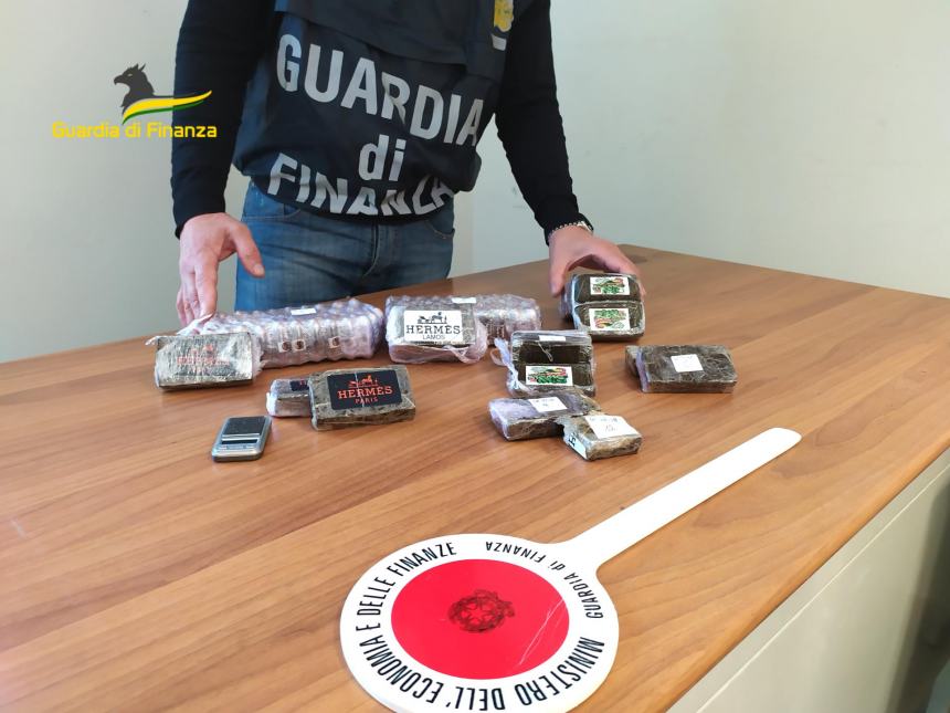 Trovato con 3 kg di hashish nascosti nel terrazzo di casa, arrestato 59enne