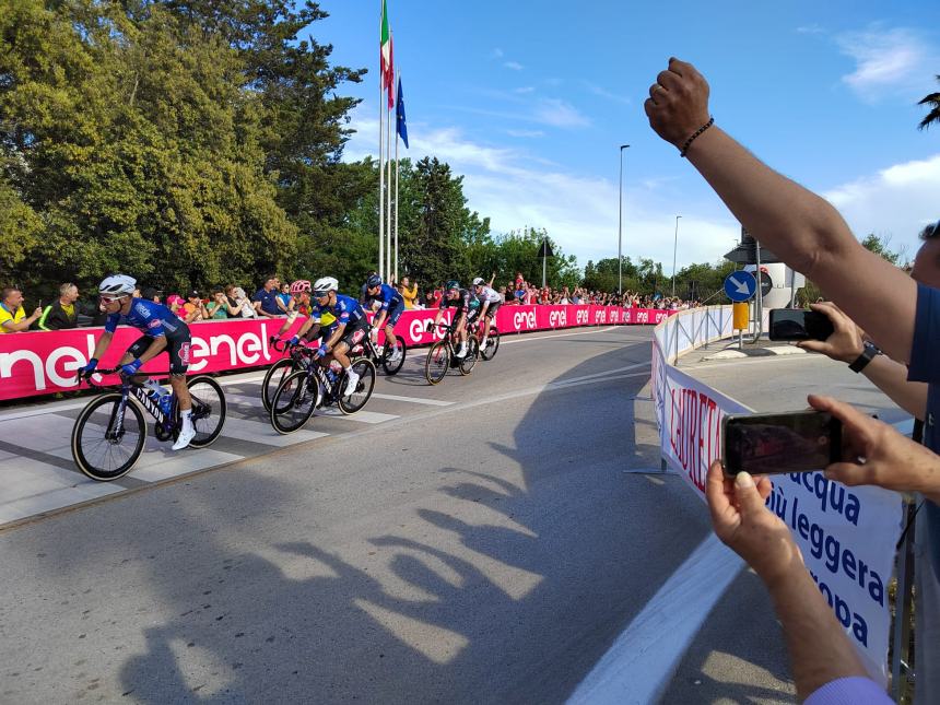 Giro d'Italia, sprint regale di Jonathan Milan all'arrivo di tappa a San Salvo