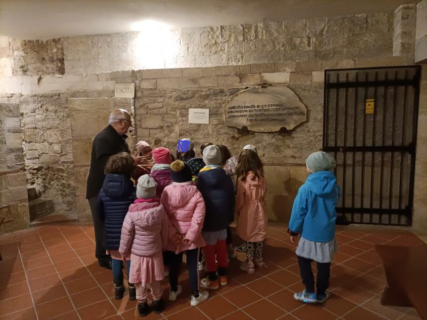 Bimbi della scuola dell'infanzia di via Catania alla scoperta del borgo antico