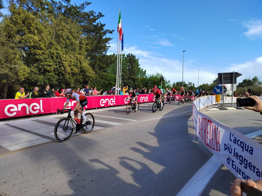 Giro d'Italia, sprint regale di Jonathan Milan all'arrivo di tappa a San Salvo