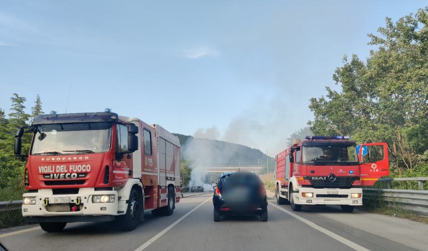 Auto in fiamme sulla Trignina, intervento dei vigili del fuoco 