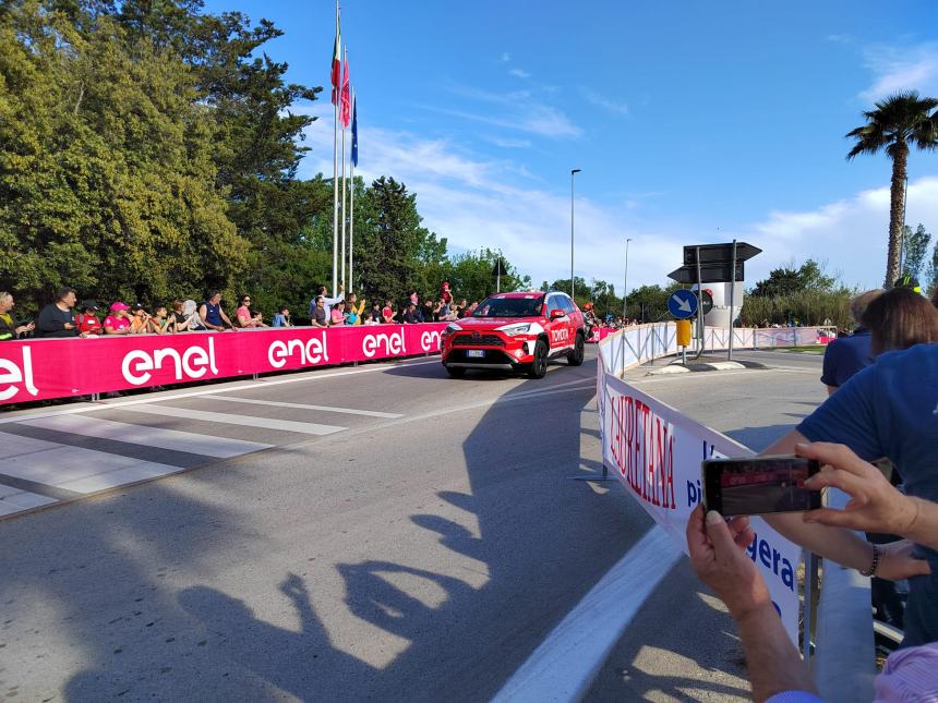 Giro d'Italia, sprint regale di Jonathan Milan all'arrivo di tappa a San Salvo