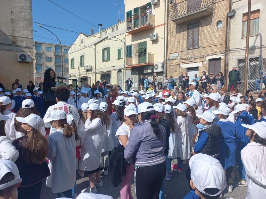 Inaugurate le maioliche dipinte dagli alunni vastesi per il Mercato di Santa Chiara 