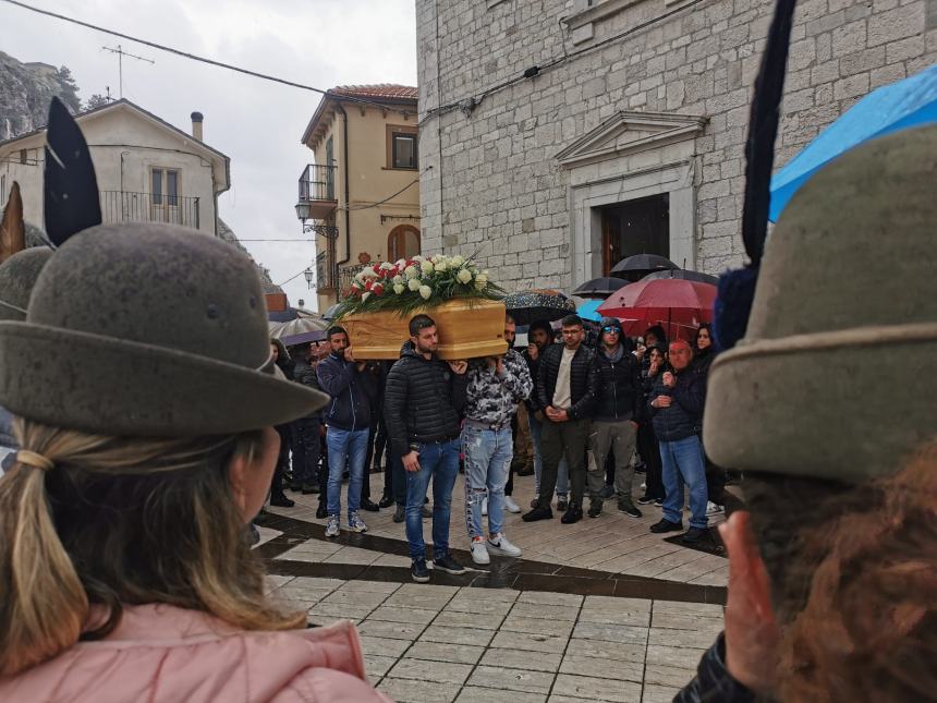 Chiesa gremita per l'ultimo saluto a Daniele Casciato: "Un ragazzo d'oro, amico di tutti"