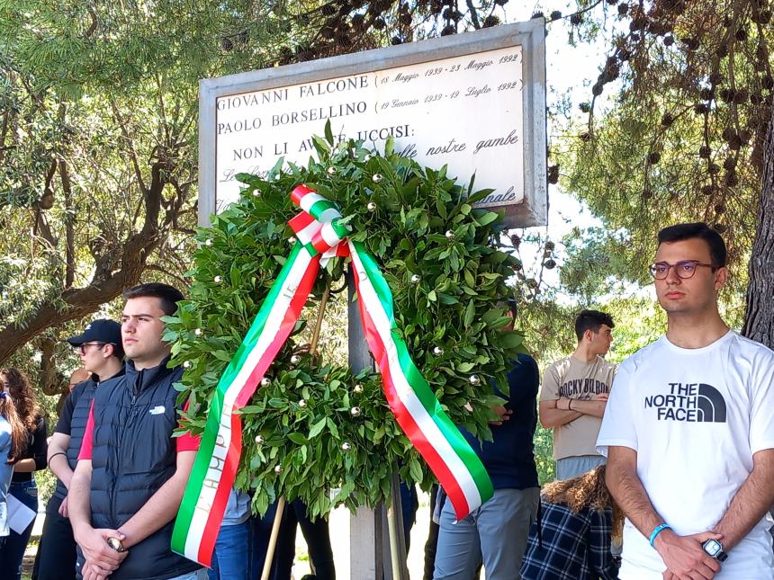 A Vasto corona d'alloro e pensiline in plexiglass per la Giornata della Legalità