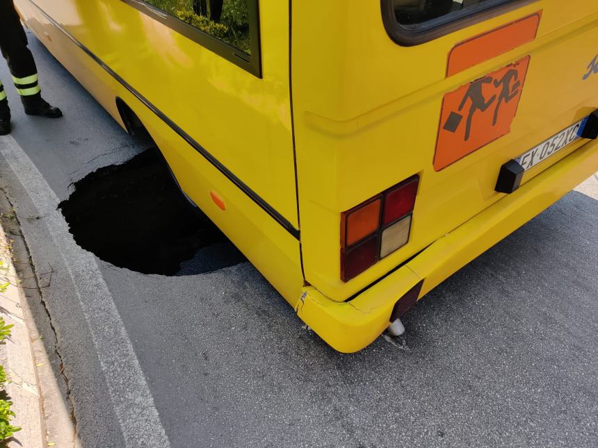 Voragine sulla circonvallazione Istoniense, scuolabus rimane incastrato