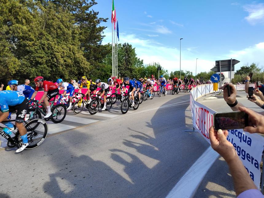 Giro d'Italia, sprint regale di Jonathan Milan all'arrivo di tappa a San Salvo