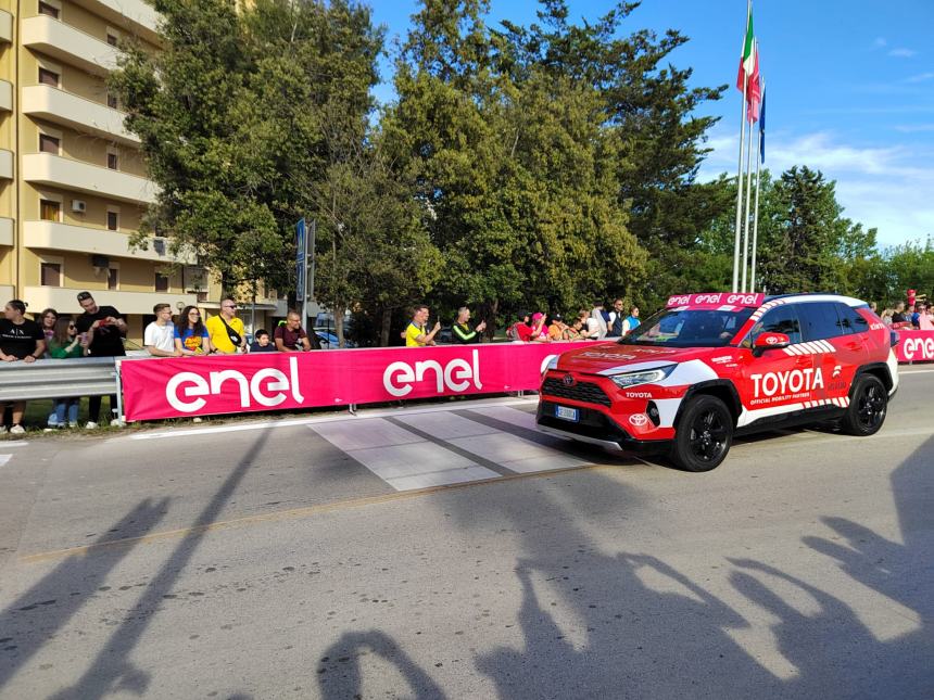 Giro d'Italia, sprint regale di Jonathan Milan all'arrivo di tappa a San Salvo