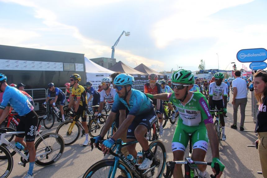 A San Salvo bagno di folla per la seconda tappa del Giro d'Italia