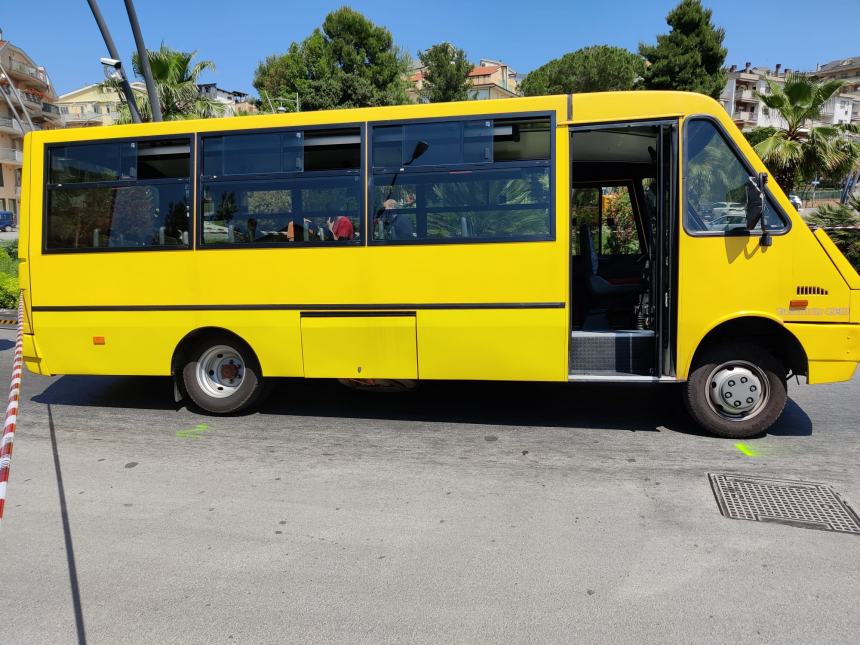 Voragine sulla circonvallazione Istoniense, scuolabus rimane incastrato