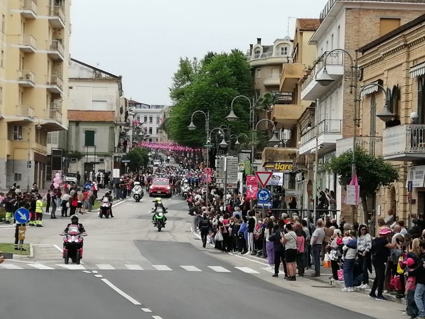 Giro d'Italia, entusiasmo in centro: "L'Abruzzo meritava i riflettori, Vasto è bellissima"