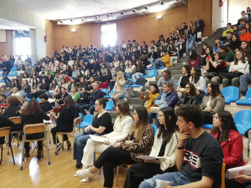 Premio Croce, Dacia Maraini agli studenti vastesi: “Leggete per conoscere il mondo”