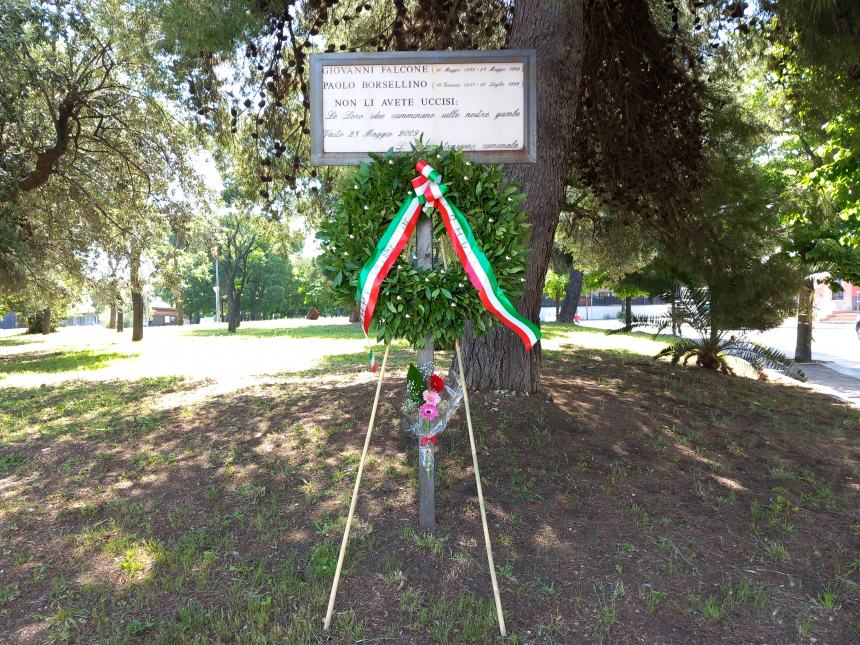 A Vasto corona d'alloro e pensiline in plexiglass per la Giornata della Legalità