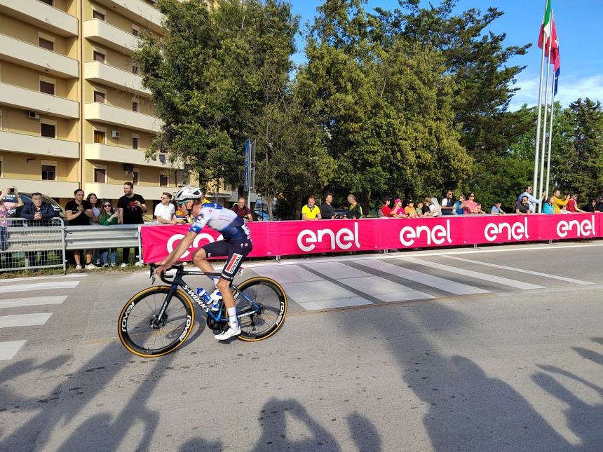 Giro d'Italia, sprint regale di Jonathan Milan all'arrivo di tappa a San Salvo