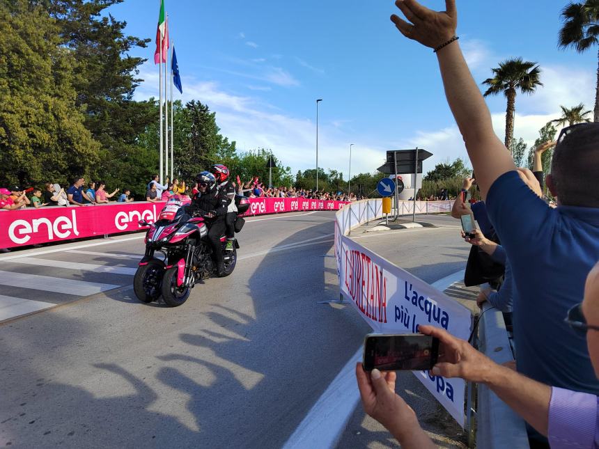 Giro d'Italia, sprint regale di Jonathan Milan all'arrivo di tappa a San Salvo