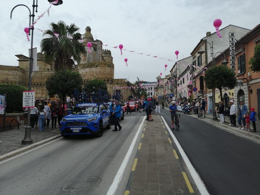 Giro d'Italia, entusiasmo in centro: "L'Abruzzo meritava i riflettori, Vasto è bellissima"