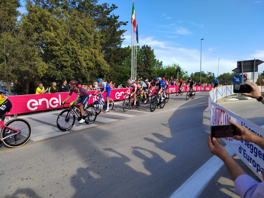 Giro d'Italia, sprint regale di Jonathan Milan all'arrivo di tappa a San Salvo