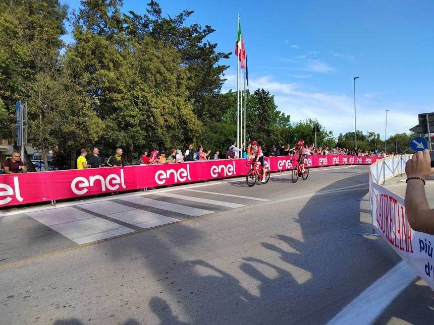 Giro d'Italia, sprint regale di Jonathan Milan all'arrivo di tappa a San Salvo