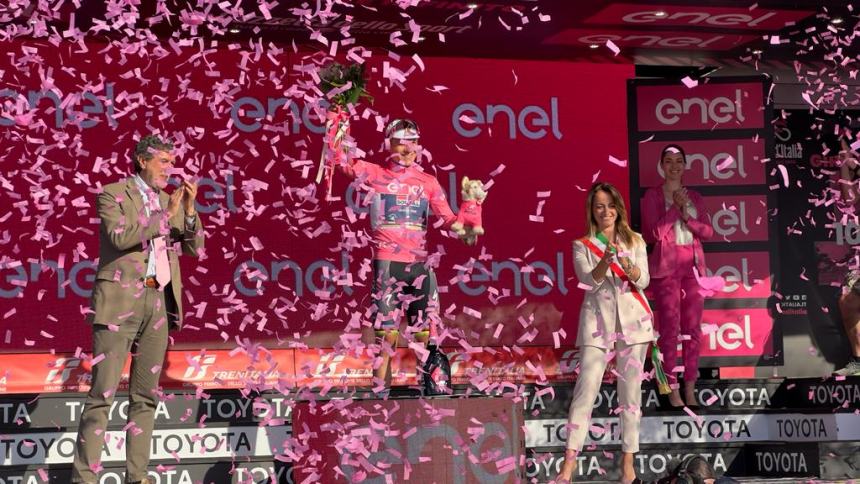 A San Salvo bagno di folla per la seconda tappa del Giro d'Italia