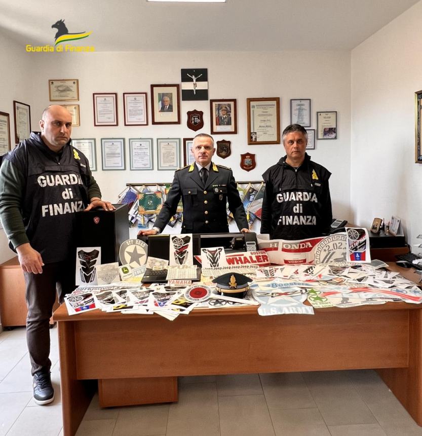 Stampavano adesivi e gadget contraffati di auto e moto, 4 aziende denunciate