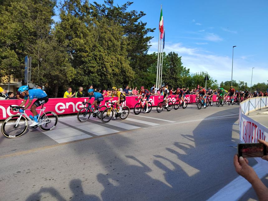 Giro d'Italia, sprint regale di Jonathan Milan all'arrivo di tappa a San Salvo