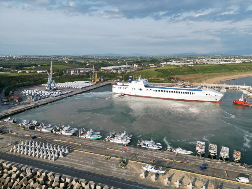 Al Porto di Vasto ingresso record: ormeggia nave da 209 metri, la più grande entrata nello scalo 