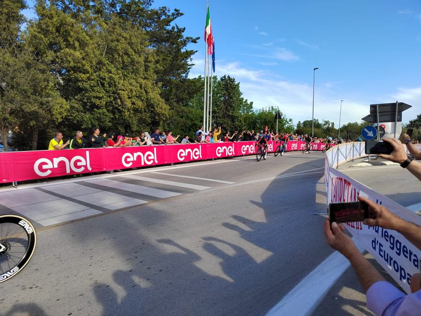 Giro d'Italia, sprint regale di Jonathan Milan all'arrivo di tappa a San Salvo