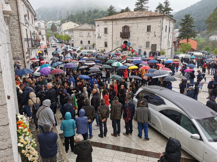 Chiesa gremita per l'ultimo saluto a Daniele Casciato: "Un ragazzo d'oro, amico di tutti"