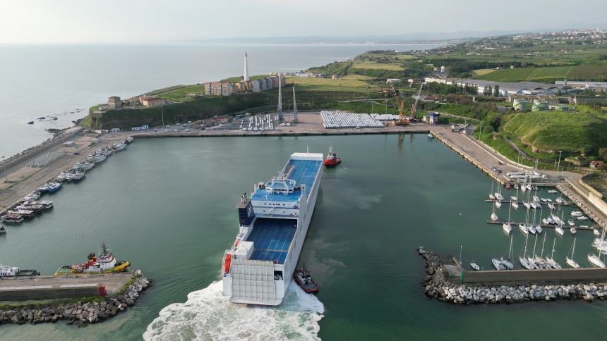 Al Porto di Vasto ingresso record: ormeggia nave da 209 metri, la più grande entrata nello scalo 