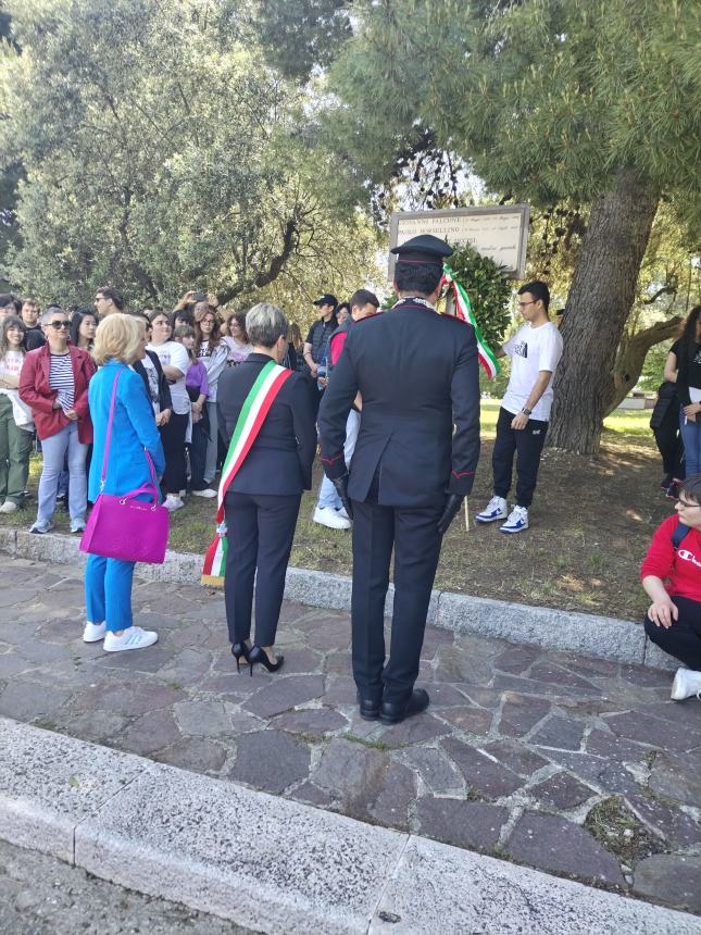 A Vasto corona d'alloro e pensiline in plexiglass per la Giornata della Legalità