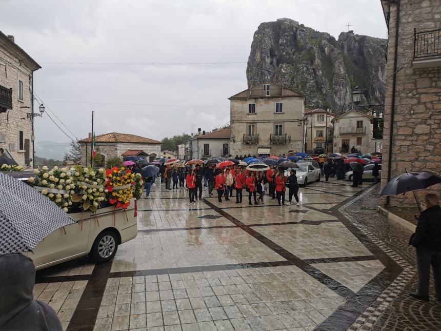 Chiesa gremita per l'ultimo saluto a Daniele Casciato: "Un ragazzo d'oro, amico di tutti"