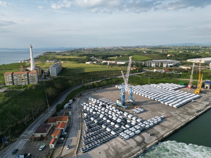 Al Porto di Vasto ingresso record: ormeggia nave da 209 metri, la più grande entrata nello scalo 